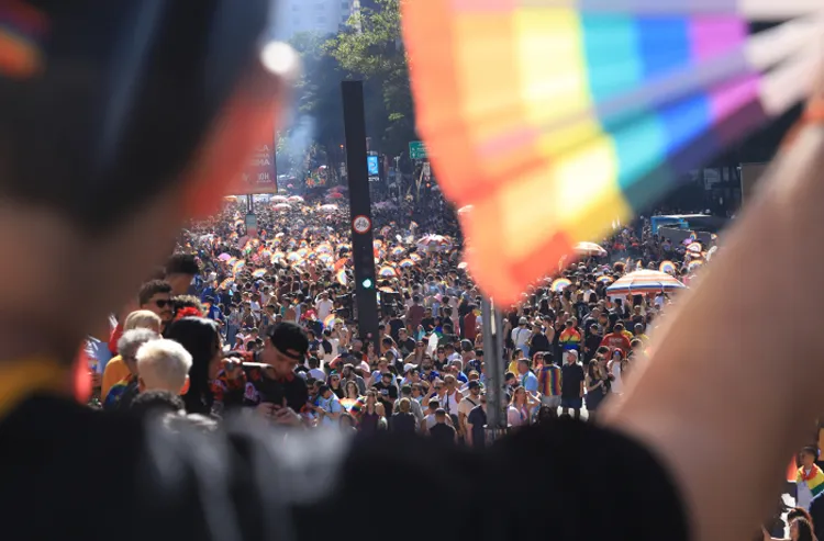 Parada LGBTQIA+ reúne milhares em São Paulo e reforça chamado ao voto em 2026